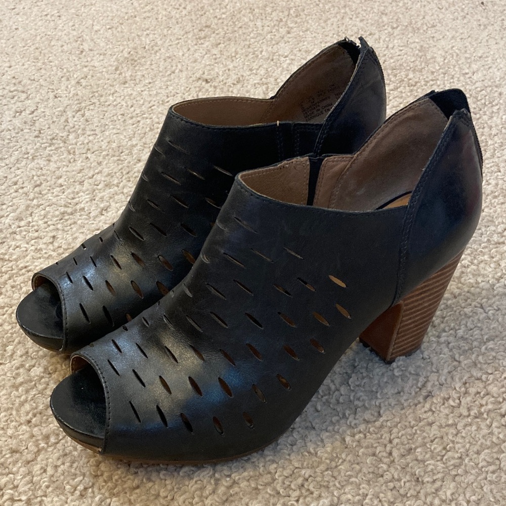 Clarks Okena Peep-Toe stacked heel Ankle Booties size 8.5 EUC